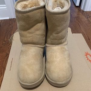 UGG Women’s Classic Short Boot in Sand Size 8